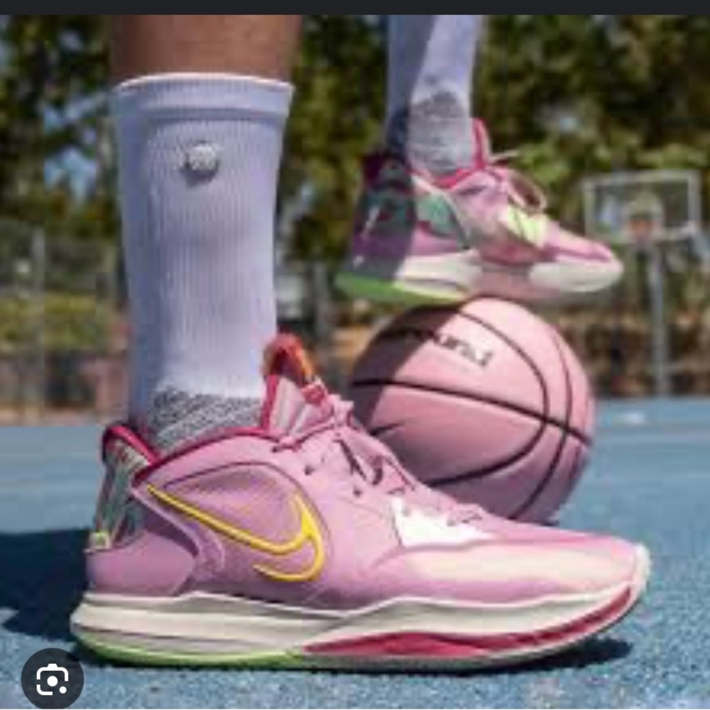 The Nike Kyrie Low 5 Men’s Size 8